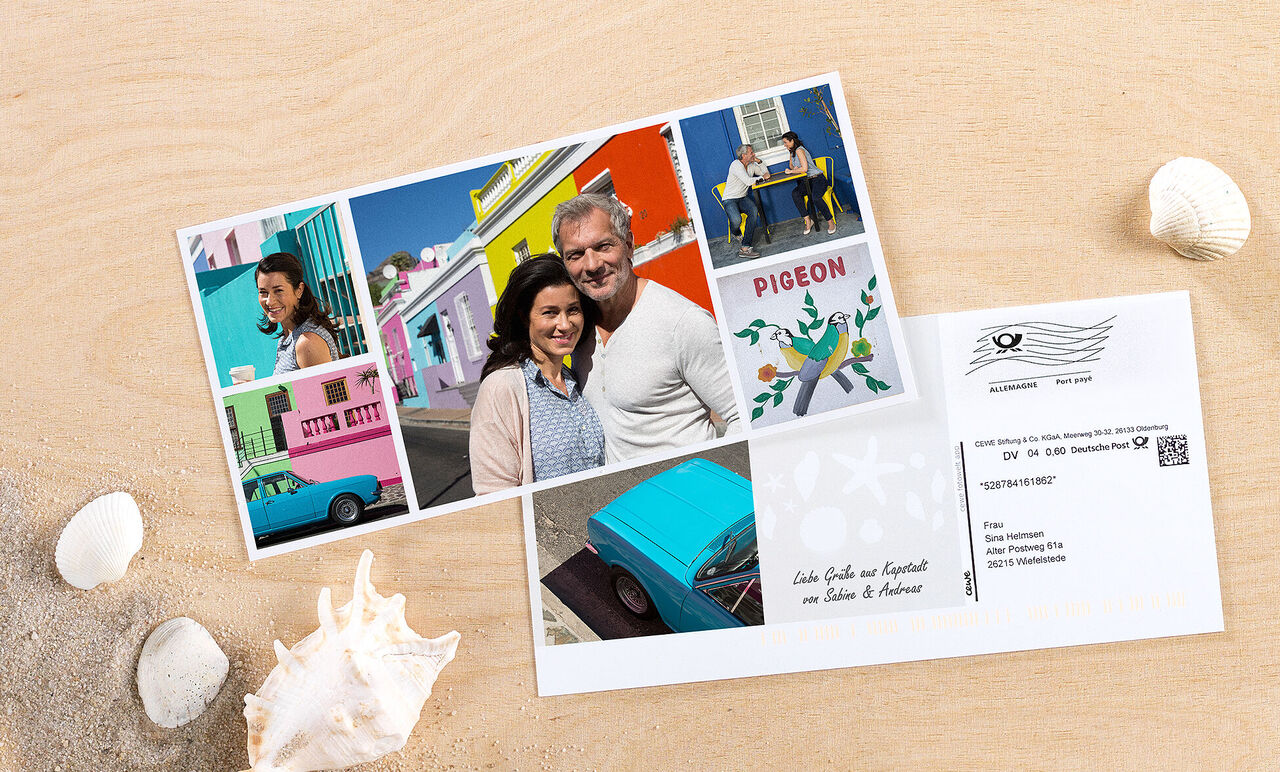 Carte postale avec des photos colorées de souvenirs de vacances et des moments joyeux.
