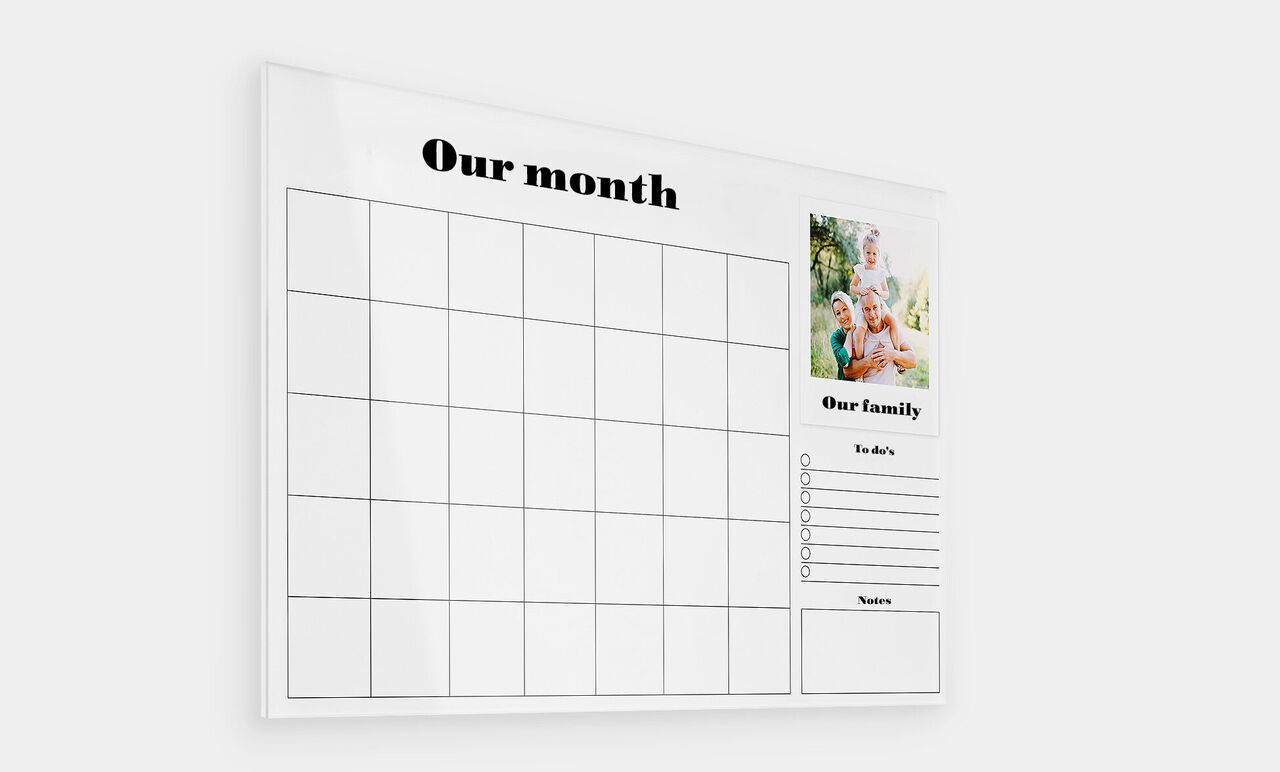 Un calendrier mural créatif avec espace pour photos et notes personnelles.