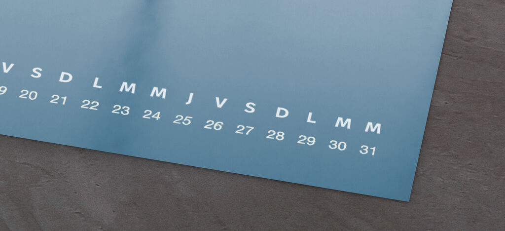 Un calendrier photo élégant avec un fond bleu et les jours du mois en blanc.