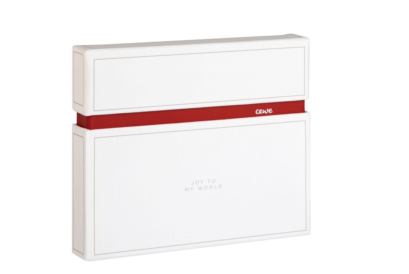 Élégante boîte cadeau CEWE en blanc avec un ruban rouge, étiquetée 'Joy to my World'
