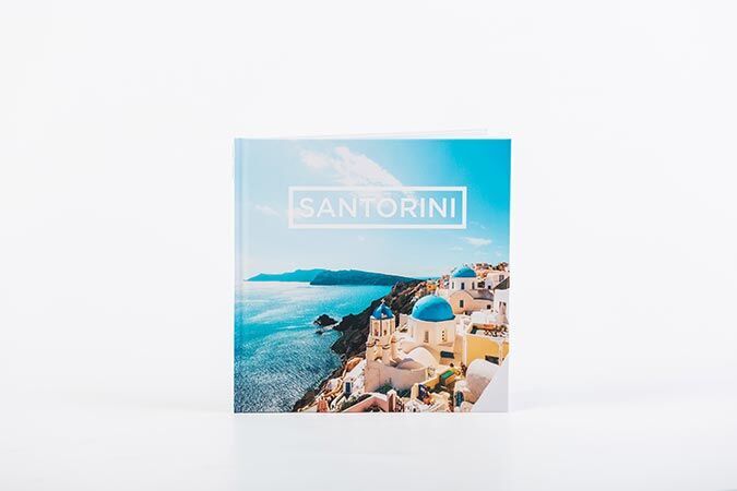 Bel album avec la côte bleue et la skyline de Santorin