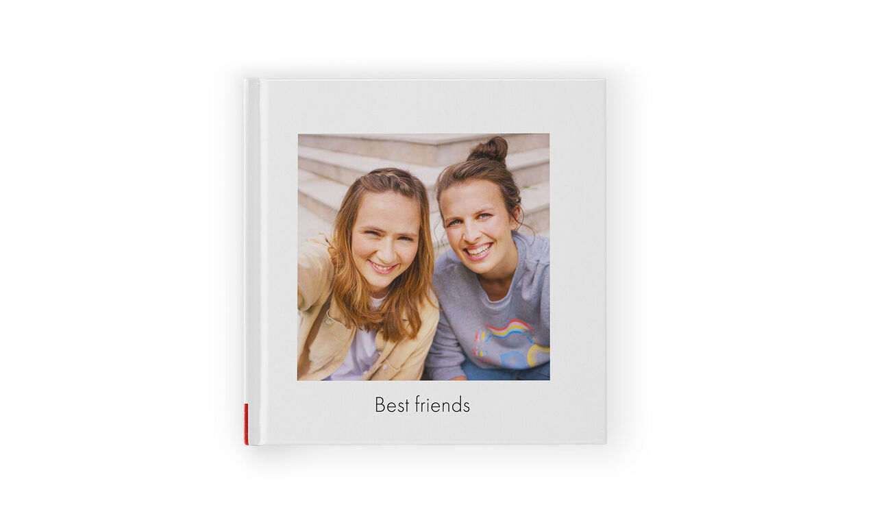 Des amies posent joyeusement pour une photo dans l'ALBUM PHOTO CEWE.