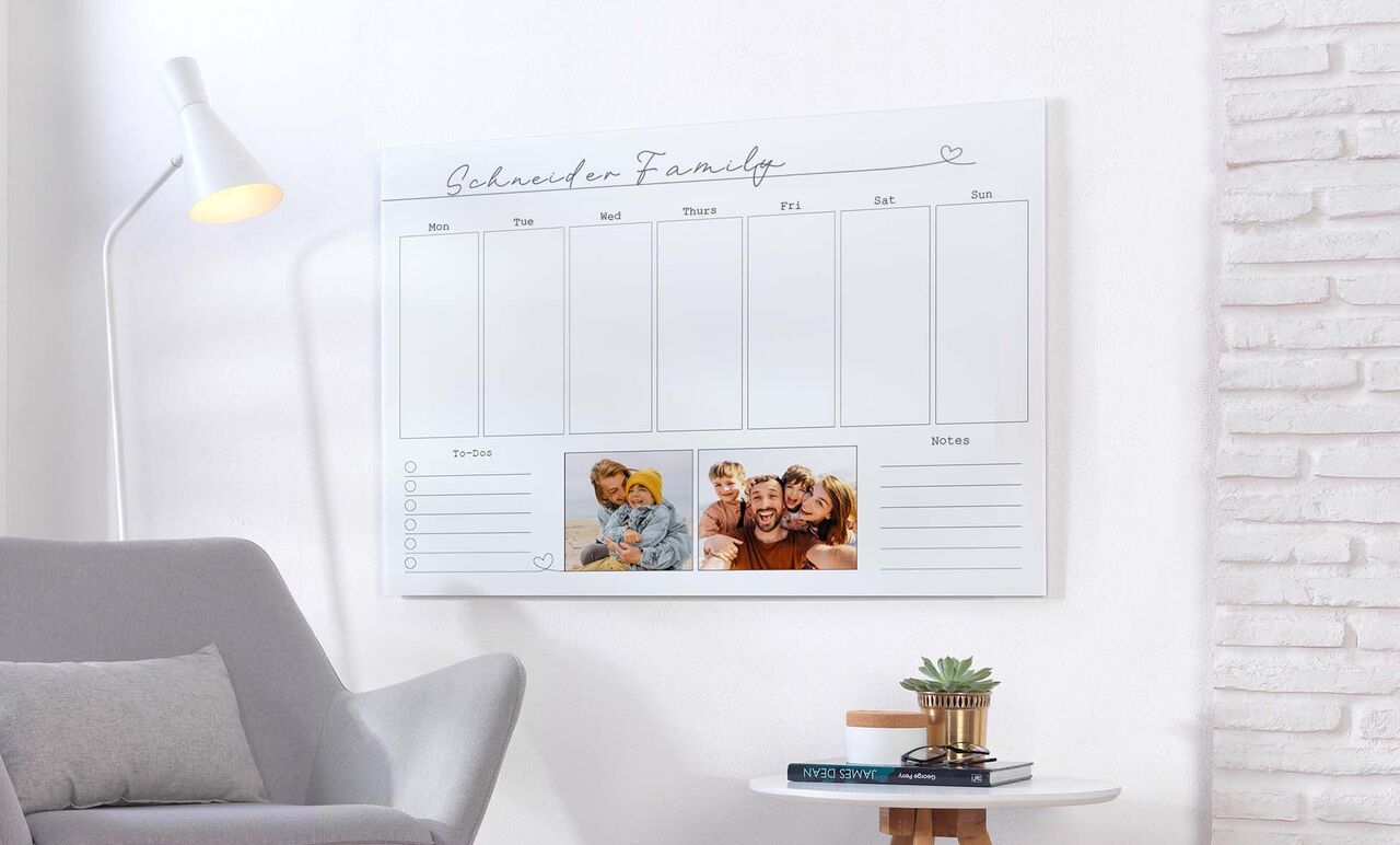 Calendrier familial avec des photos de moments partagés, joliment conçu.