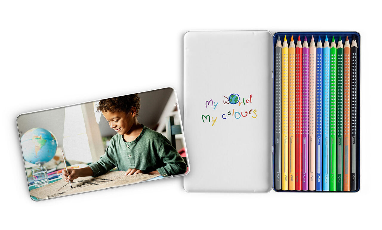 Un enfant dessine avec des crayons colorés. À droite, de nombreux crayons et un carnet titré "mon monde, mes couleurs".