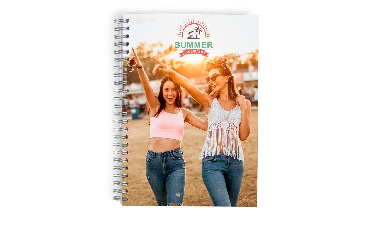 Livre photo CEWE avec des femmes joyeuses en vêtements d'été.