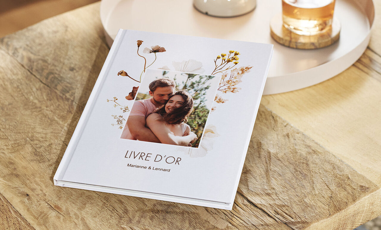 Un livre photo élégant avec des motifs floraux sur la couverture.