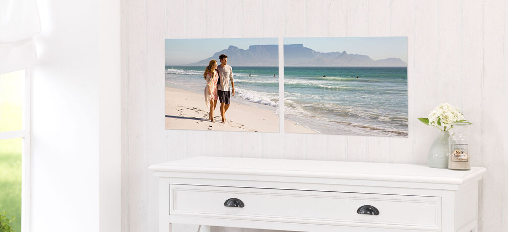 Un couple heureux lors d'une promenade romantique sur la plage.