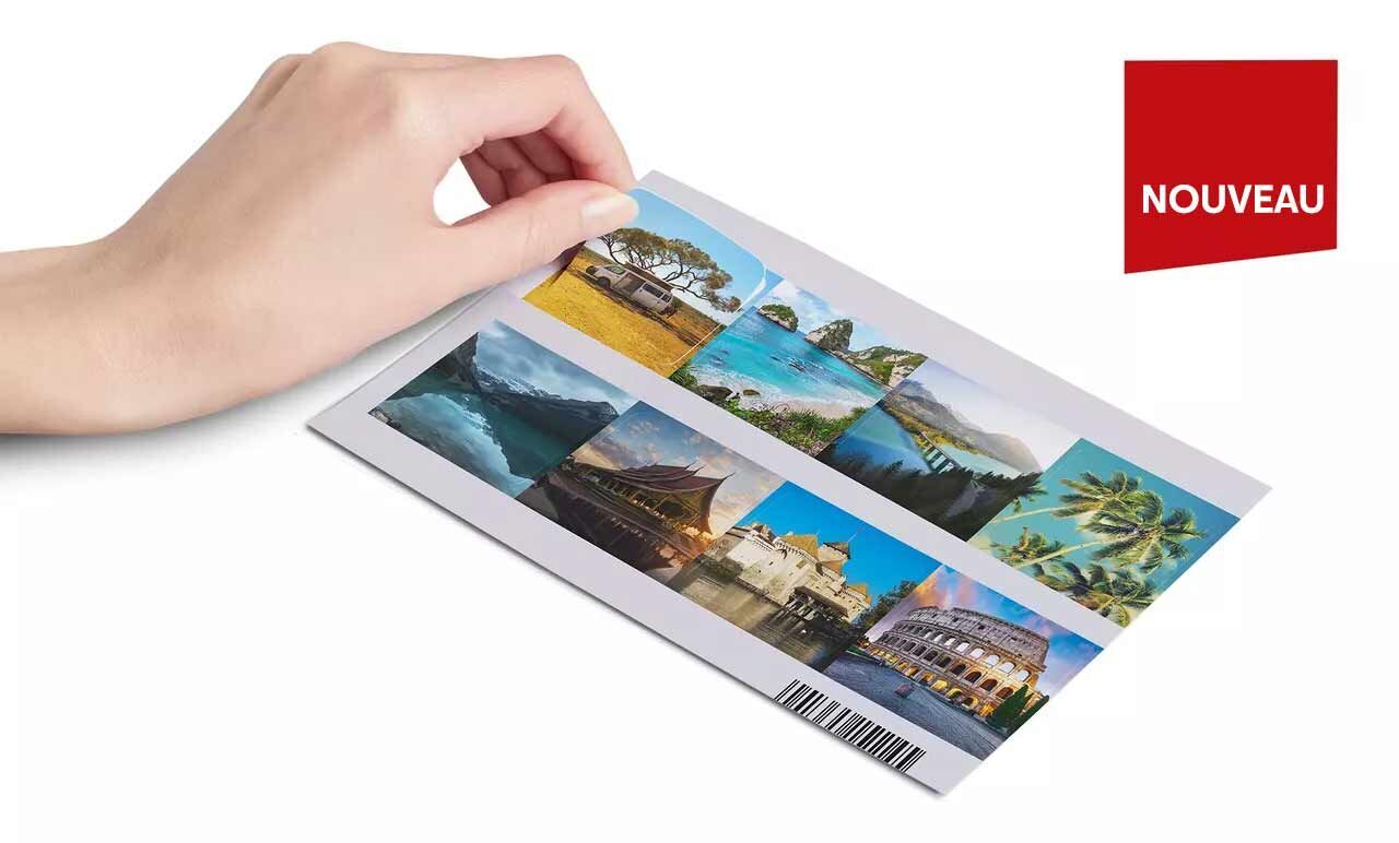 Une main tient une sélection d'images colorées avec des paysages et des monuments.