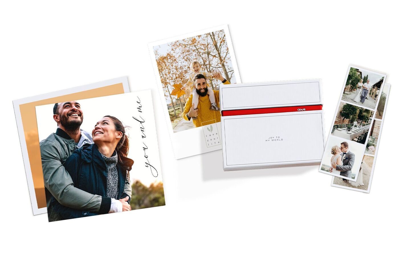 Deux cartes personnelles et un album CEWE sur une table blanche, montrant des souvenirs affectueux.