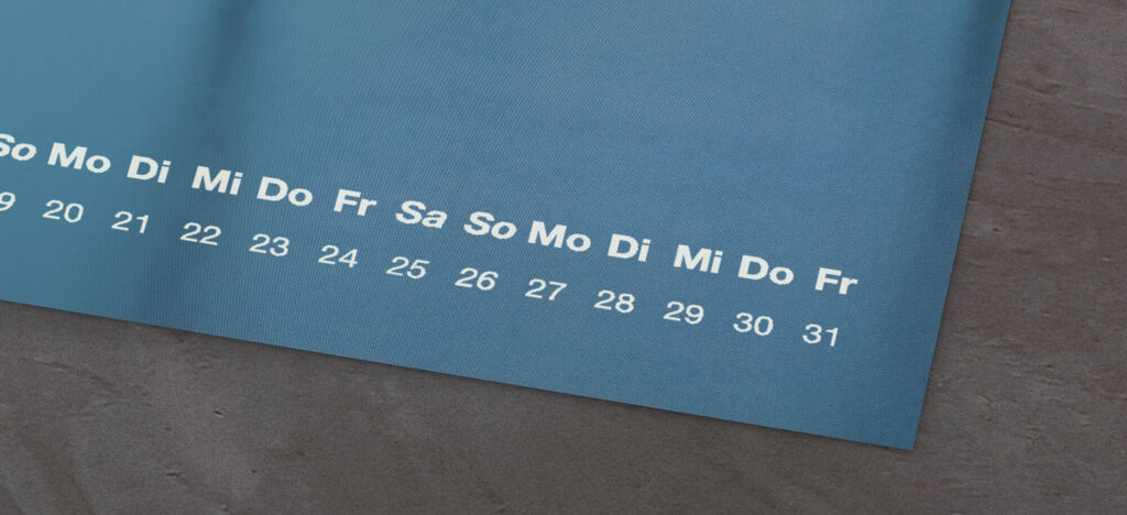 Page de calendrier avec arrière-plan bleu et jours de la semaine en blanc.