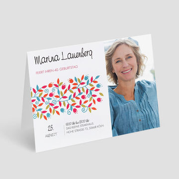 Carte d'invitation colorée pour 40e anniversaire avec design floral et texte personnalisé.