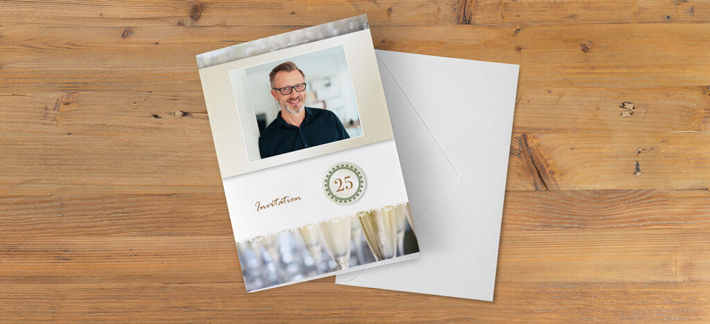 Un design d'invitation chaleureux pour un 25e anniversaire avec un cadre élégant et des ballons.