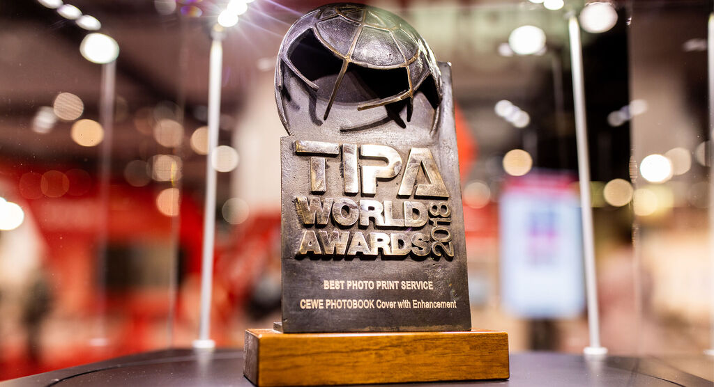 Trophée du TIPA World Award 2023 sur une table.