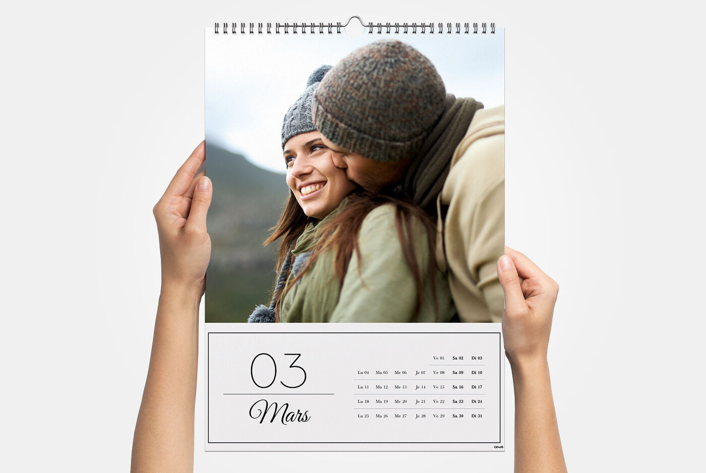 Un couple tient un calendrier au 3 mars avec un décor flou qui souligne leur affection