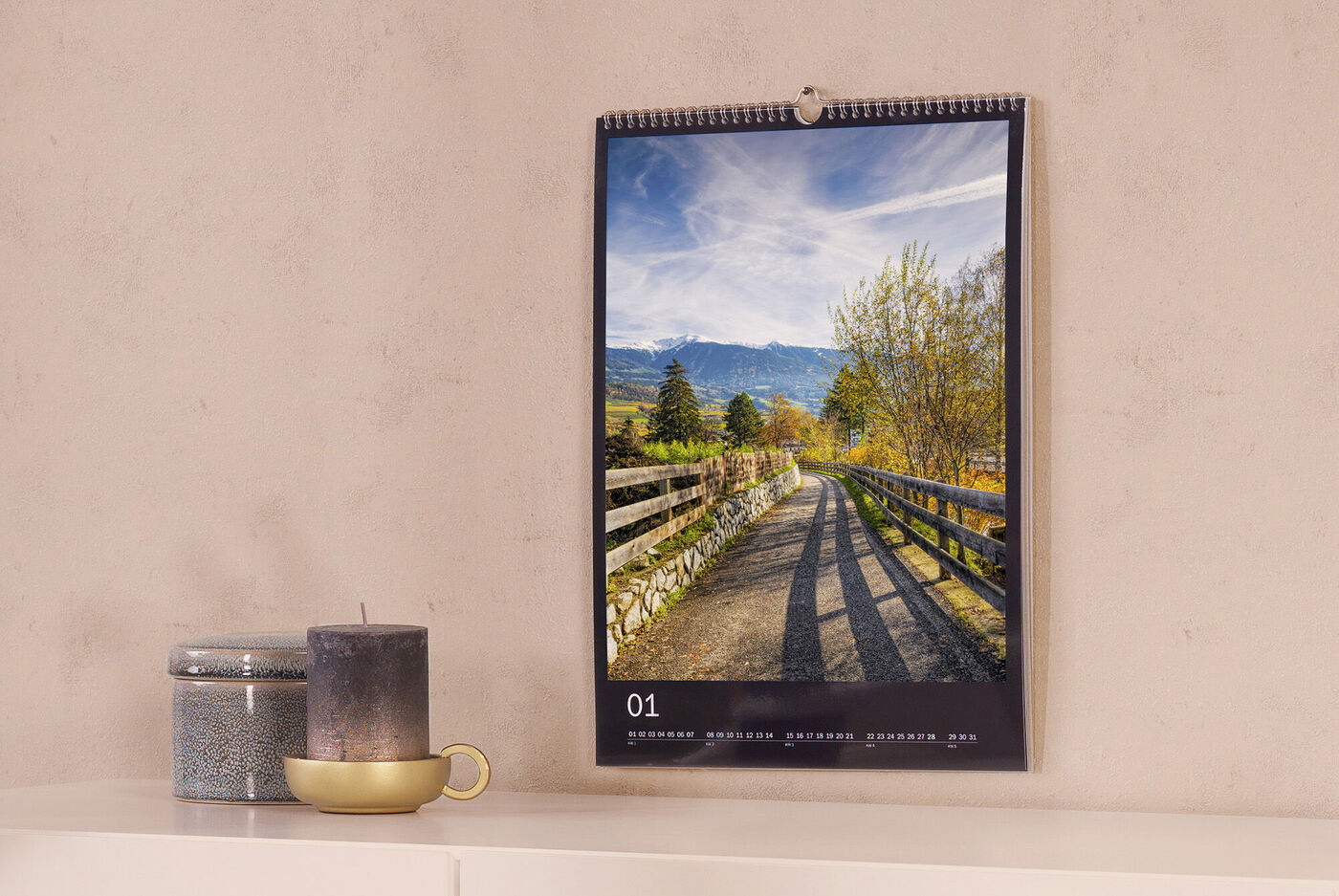 Un beau calendrier mural avec photo de paysage d'un chemin entre les arbres.