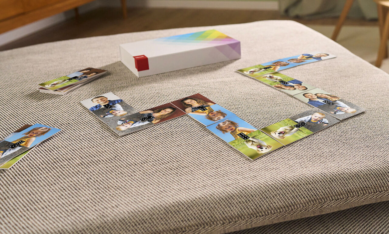 Livre photo empilé avec des cartes de photos sur une table, entouré de photos de gens et d'animaux.