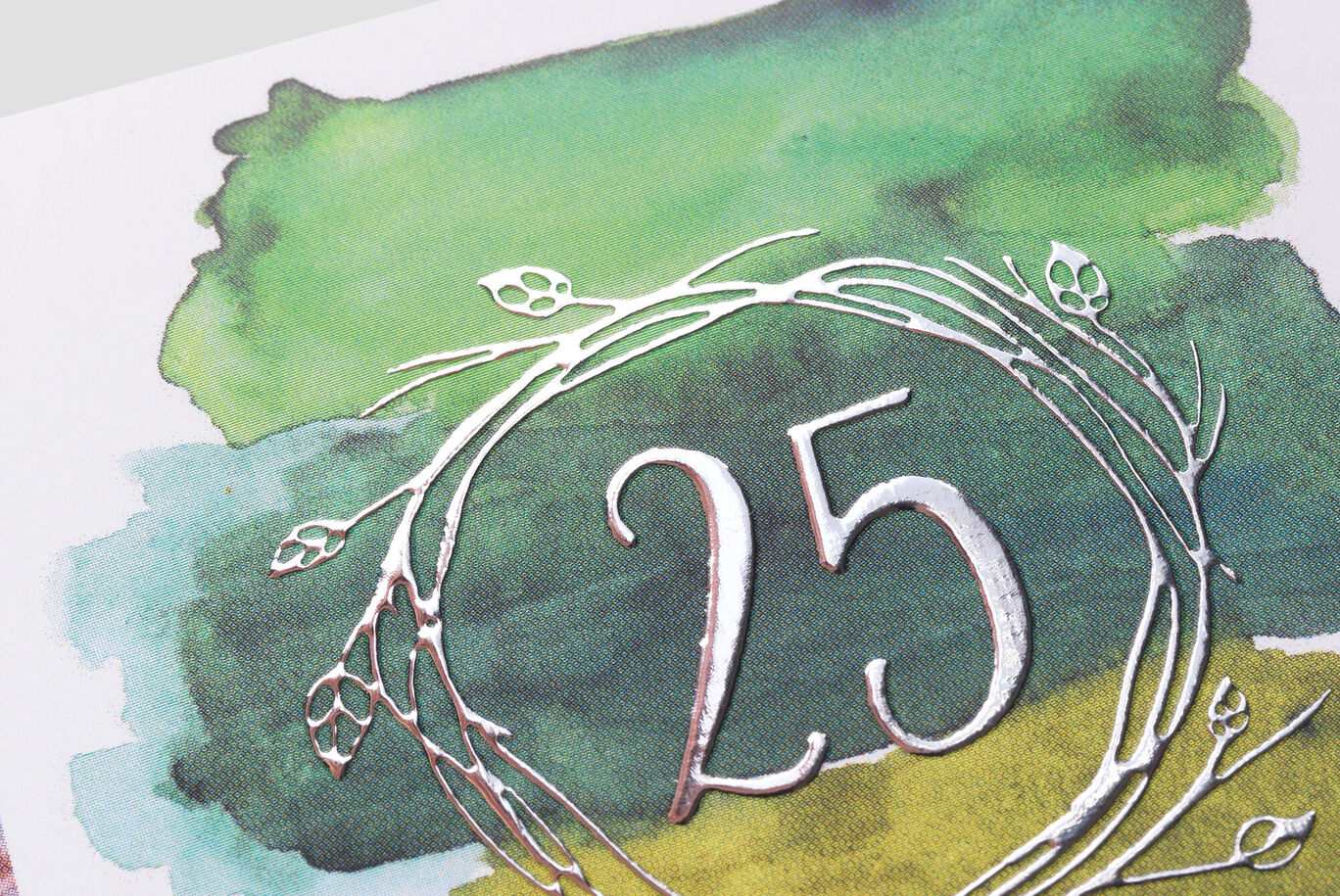 Un design créatif montre le chiffre 25 dans une couronne élégante sur un fond aquarelle coloré