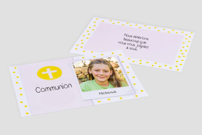 Deux cartes de vœux pliées avec design coloré, une carte affiche le mot ‘Communion’ et une photo d'une personne.