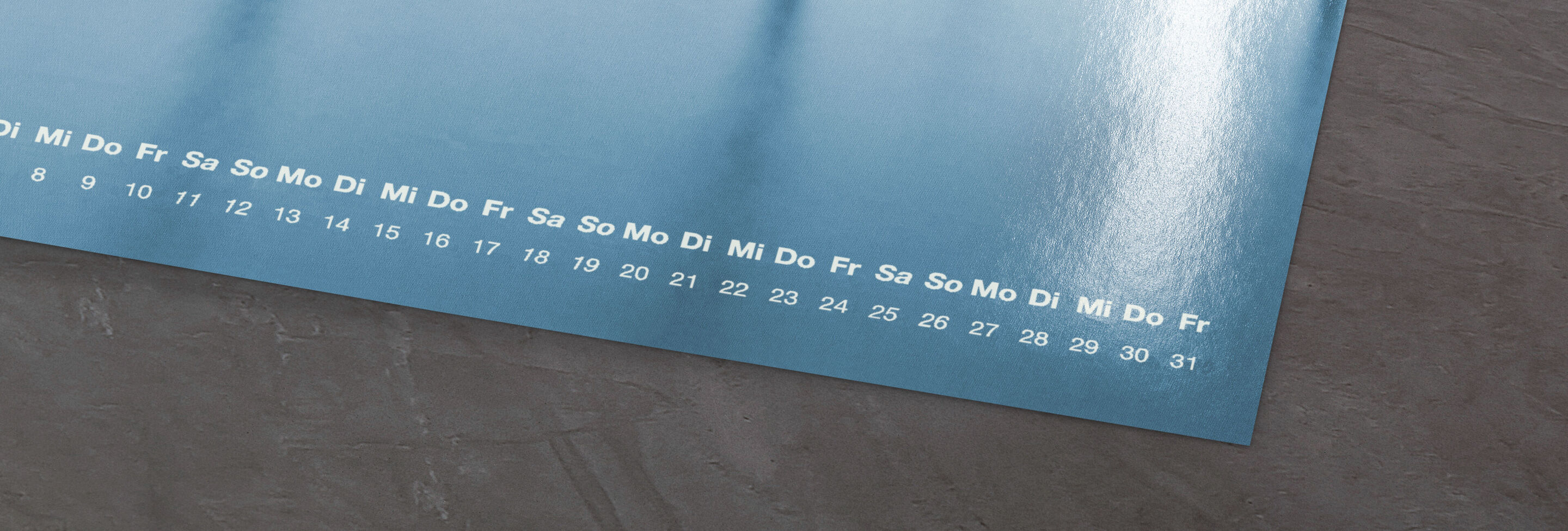 Un calendrier photo CEWE avec des dates claires et un design lumineux.