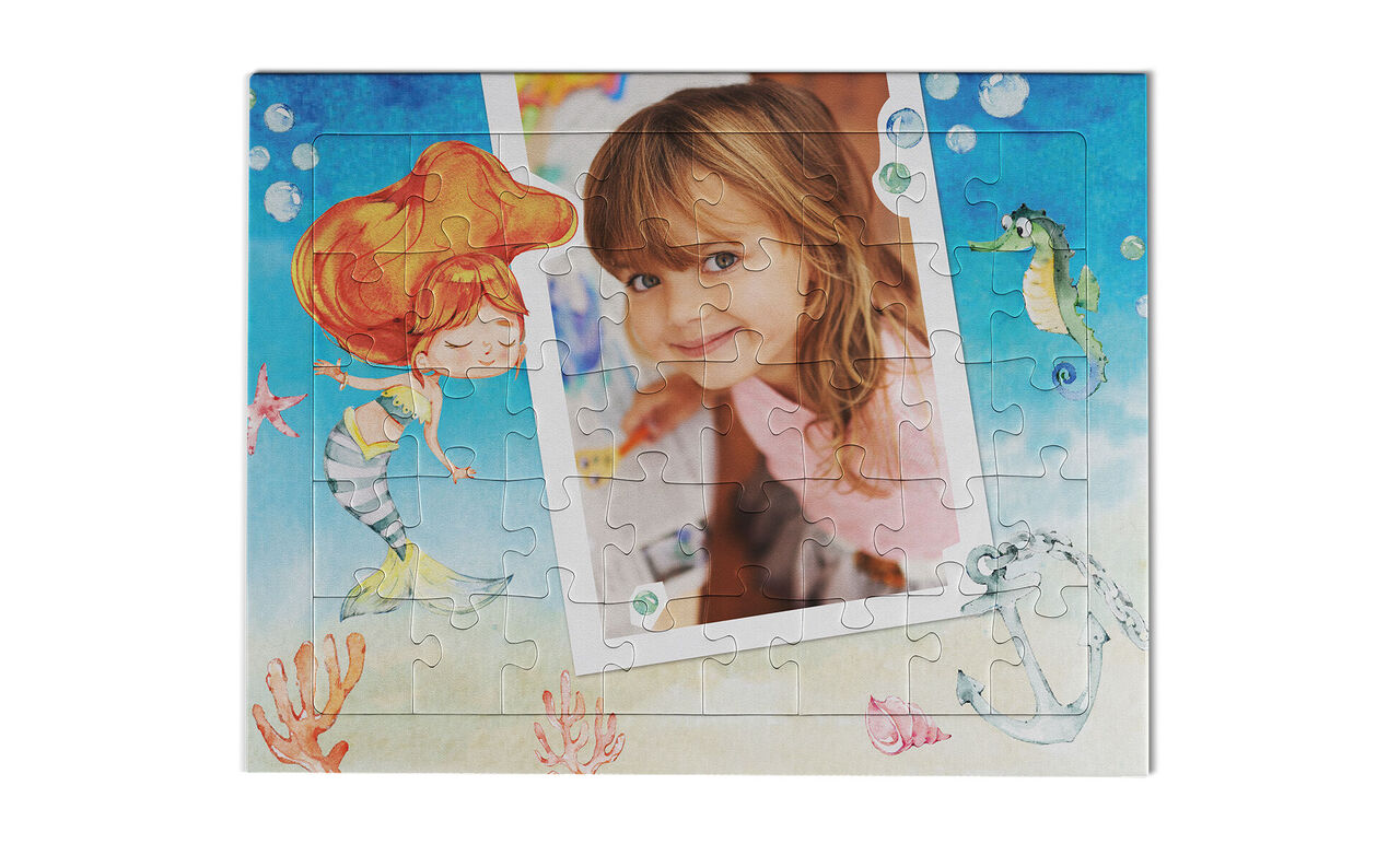 Un puzzle affectueux avec un monde sous-marin coloré et un espace photo vide.