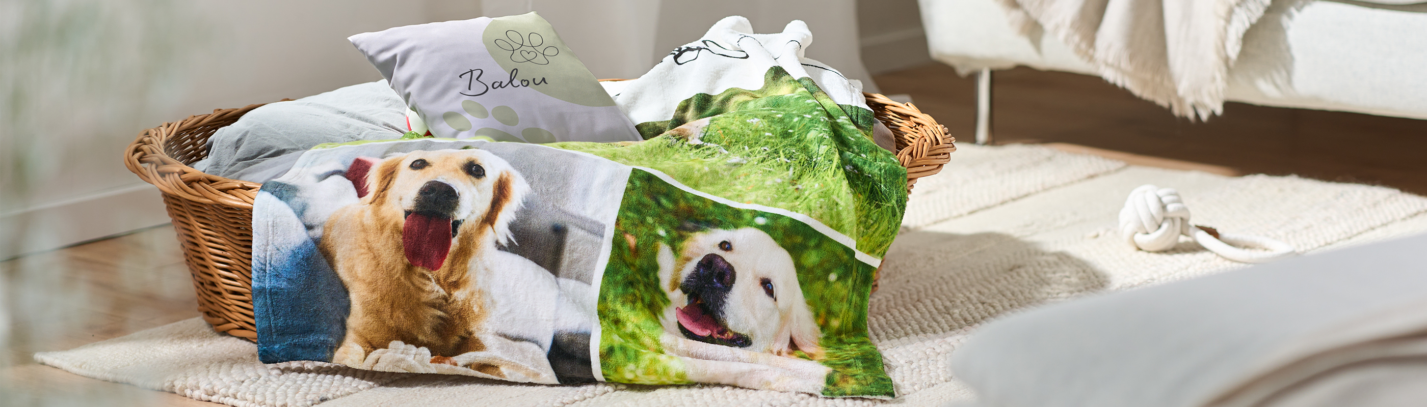Un panier pour chien avec des coussins et une couverture pour chien avec des photos et le nom d’un chien