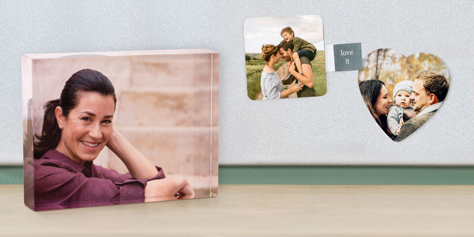 Une belle décoration photo avec un bloc transparent et des autocollants en forme de cœur montrant des moments spéciaux.