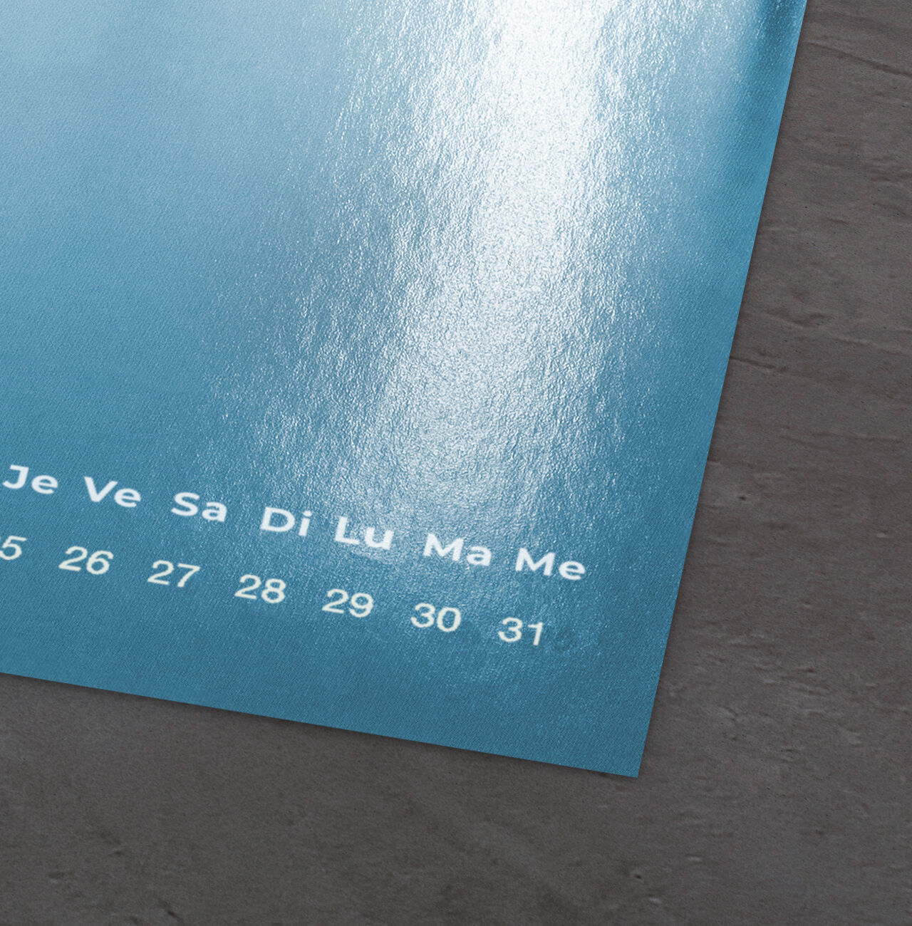 Un mois d'un calendrier photo CEWE en douces teintes de bleu.