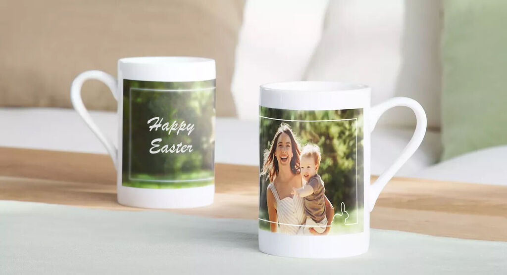 Tasses blanches avec motifs joyeux et photo d'une femme souriante.