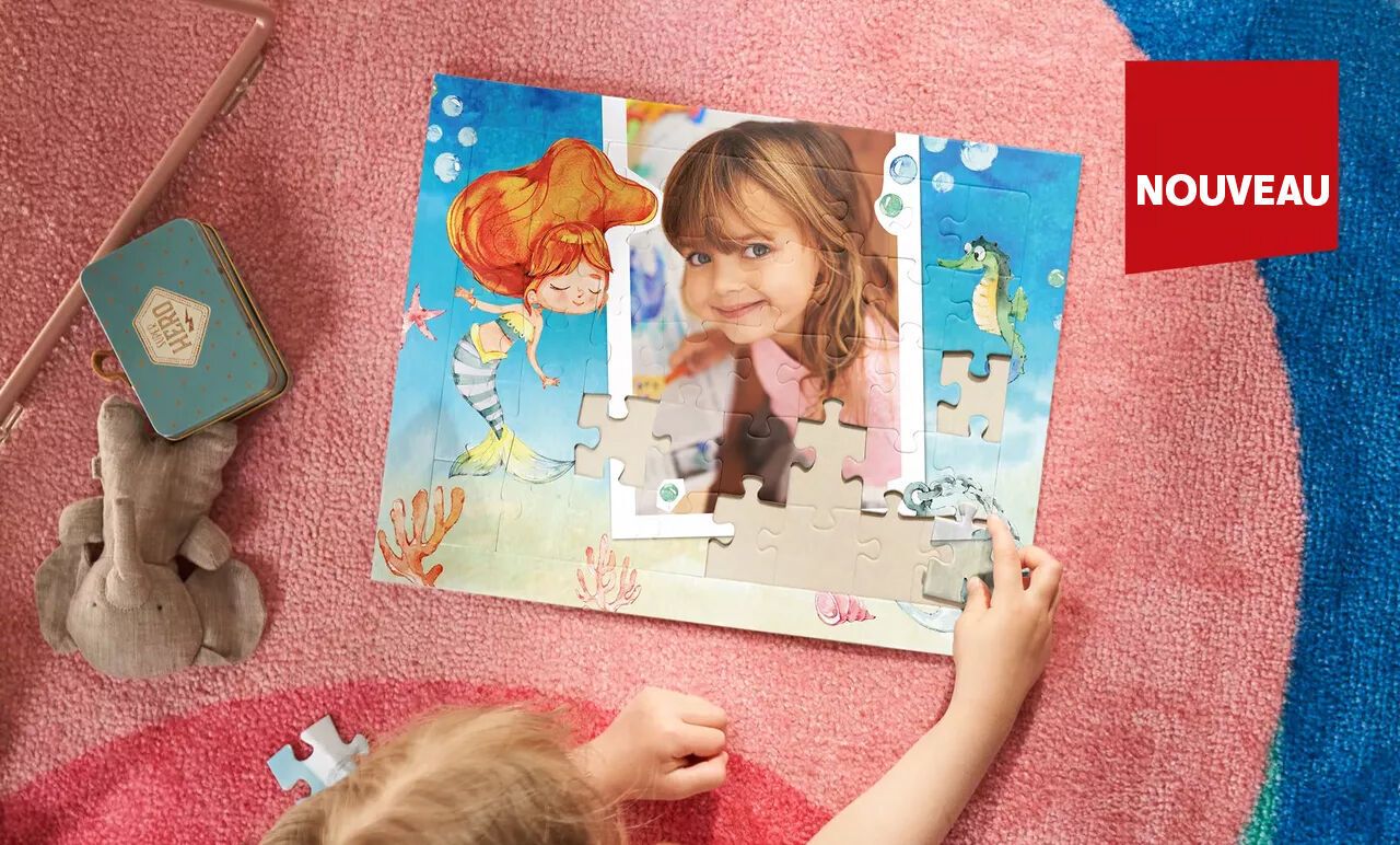 Un enfant assemble un puzzle avec sa photo, entouré de motifs sous-marins colorés.