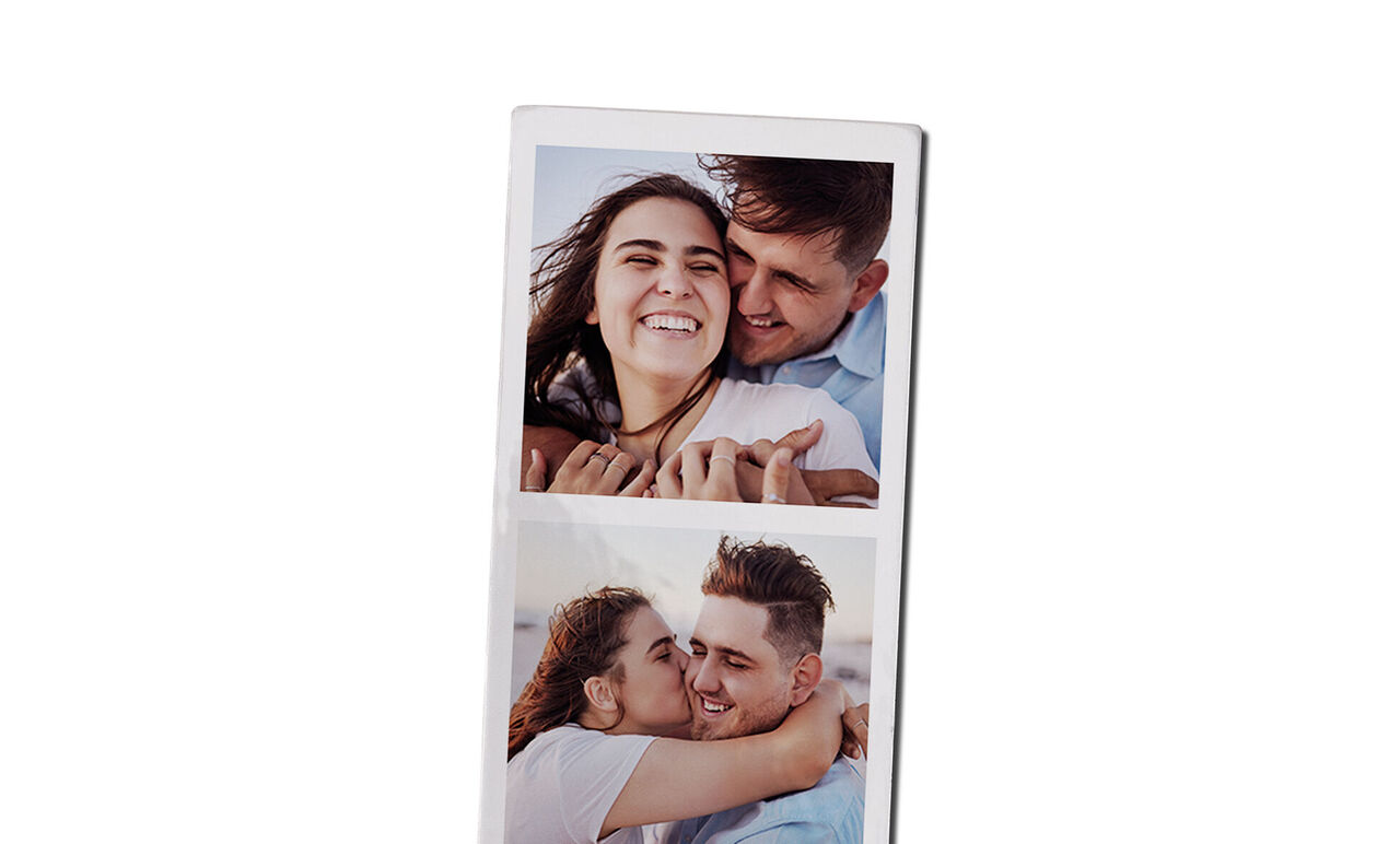 Un couple heureux s'enlace affectueusement sur la plage. Les couleurs chaudes créent une ambiance romantique et réveillent de beaux souvenirs.