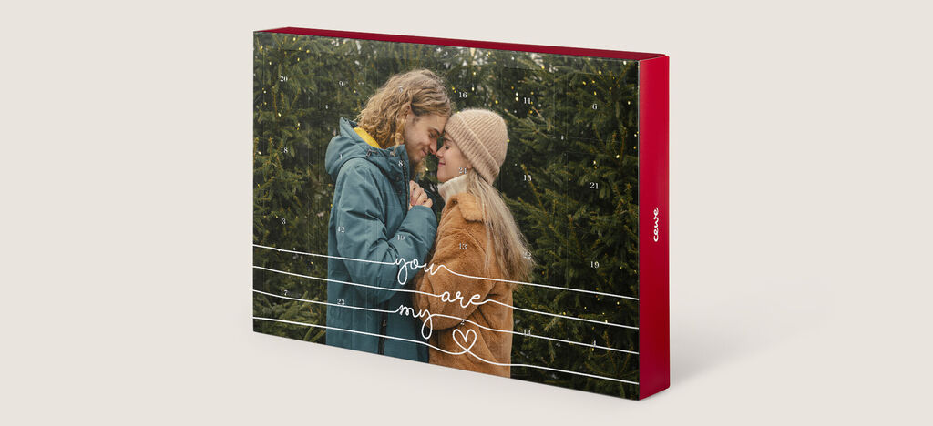 Un magnifique livre photo avec un design de couverture créatif sur une surface neutre.