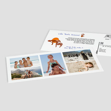 La famille profite de merveilleux moments à la plage avec un livre photo et trois images.