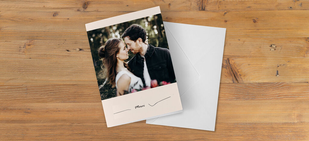 Un couple amoureux avec des fleurs sur une carte de vœux.