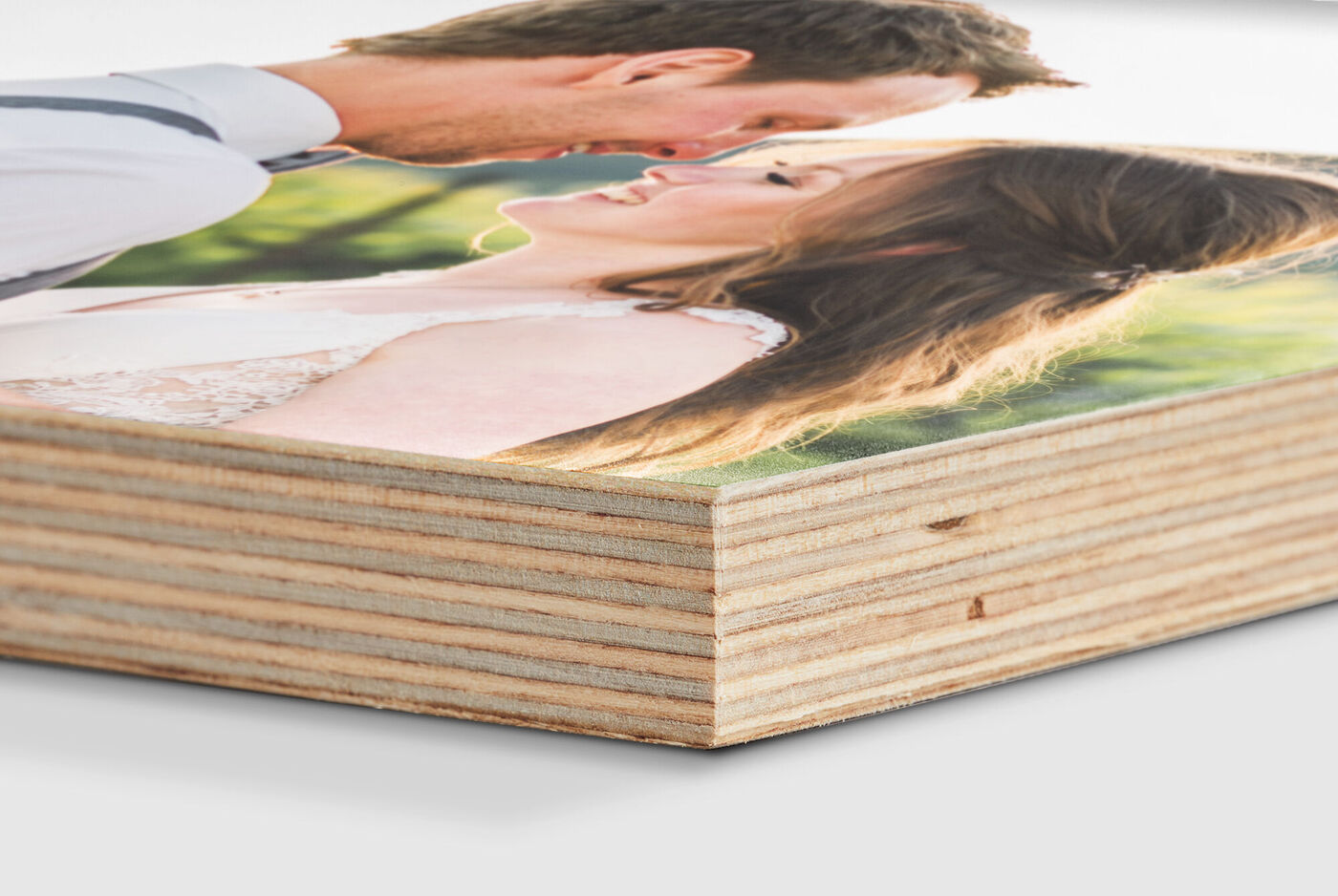 Gros plan d'un livre photo CEWE avec un couple heureux sur la couverture, se souriant