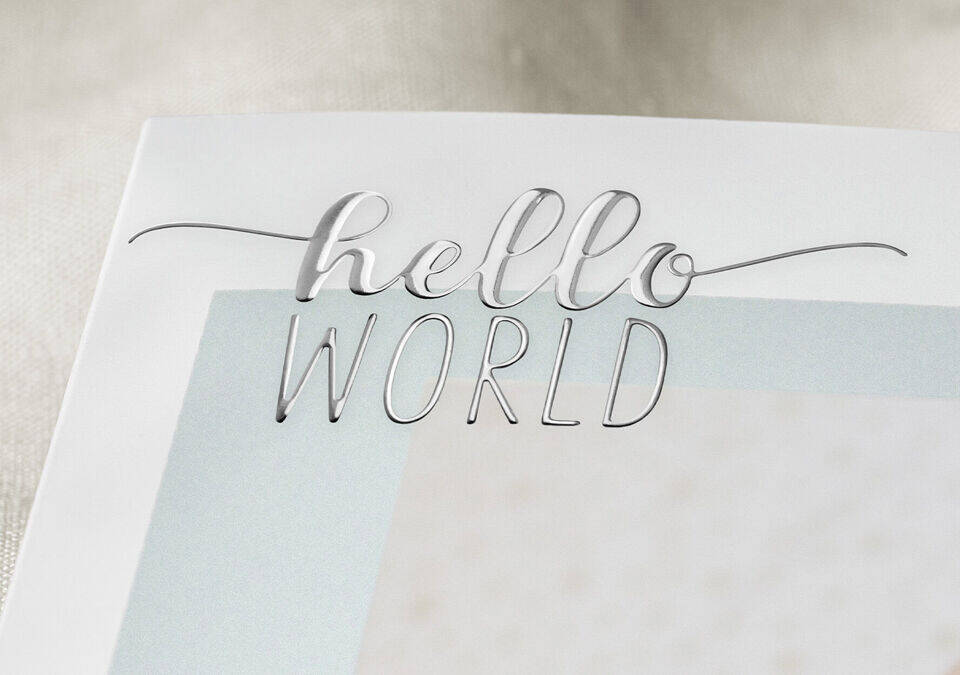 Les mots 'hello' et 'MONDE' en script flamboyant sur un fond léger.