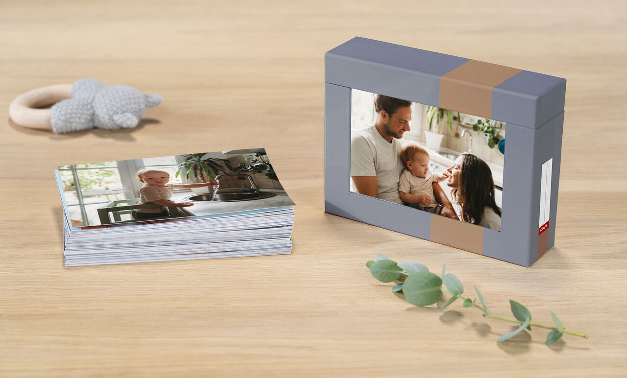 Magnifique CEWE Photo Book sur une table avec des photos.