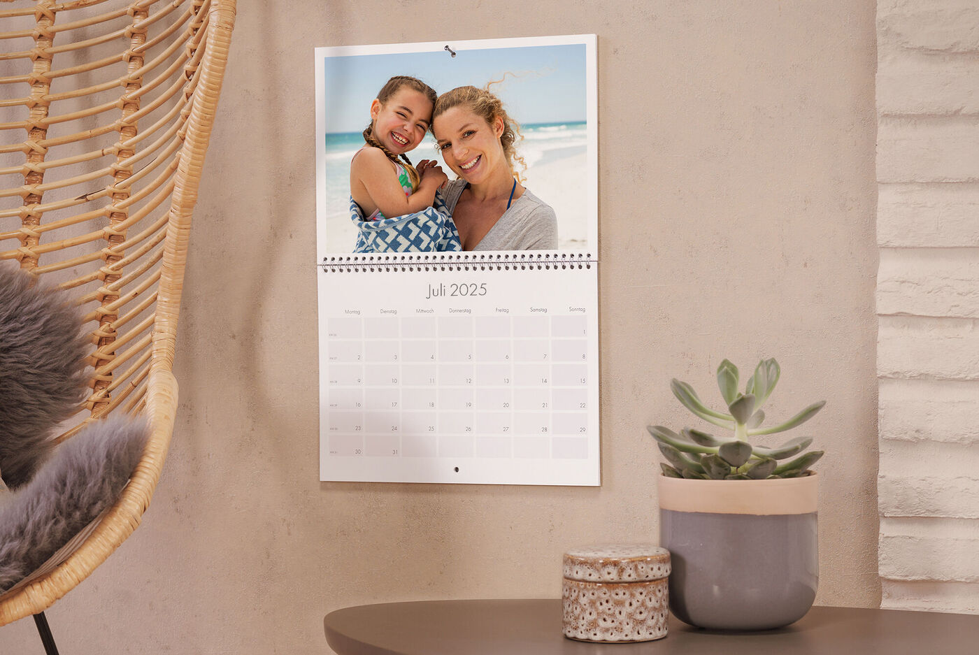 Image originale d'un calendrier mural avec motif de plage pour juillet 2025