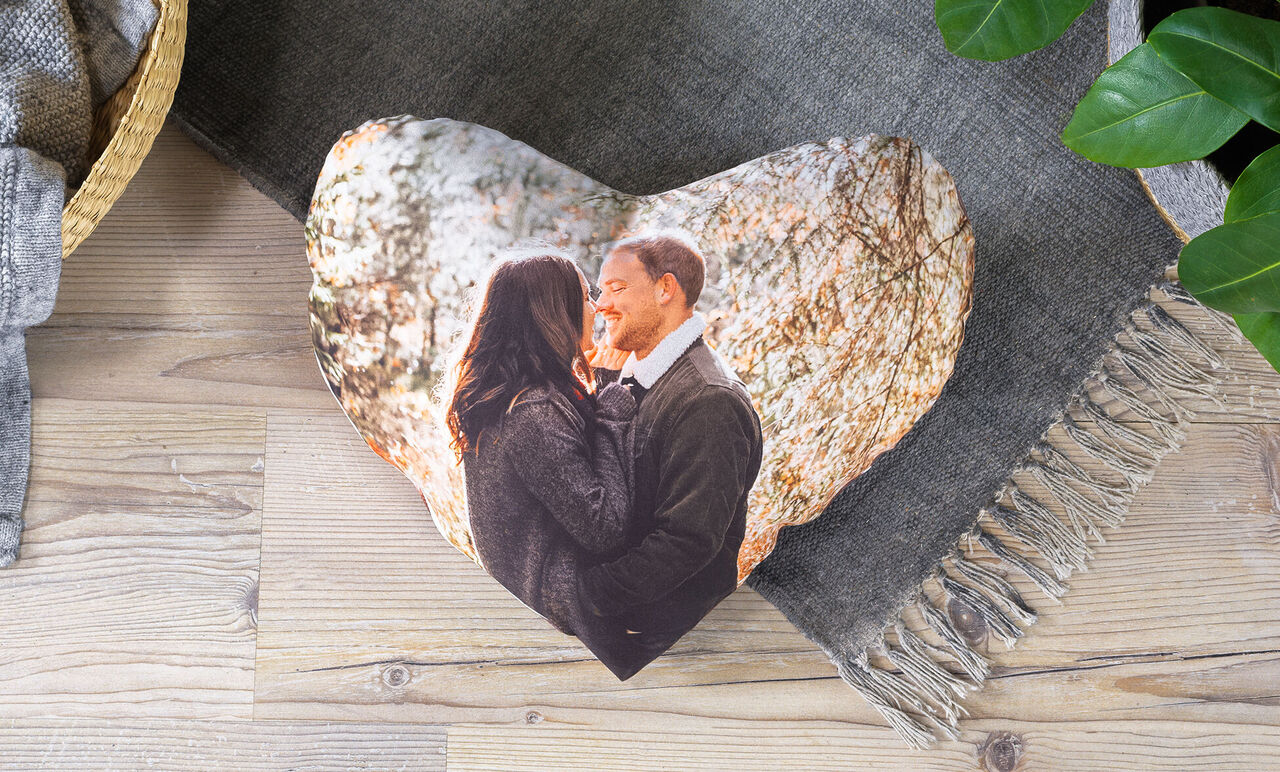 Coussin en forme de cœur avec un couple en arrière-plan naturel