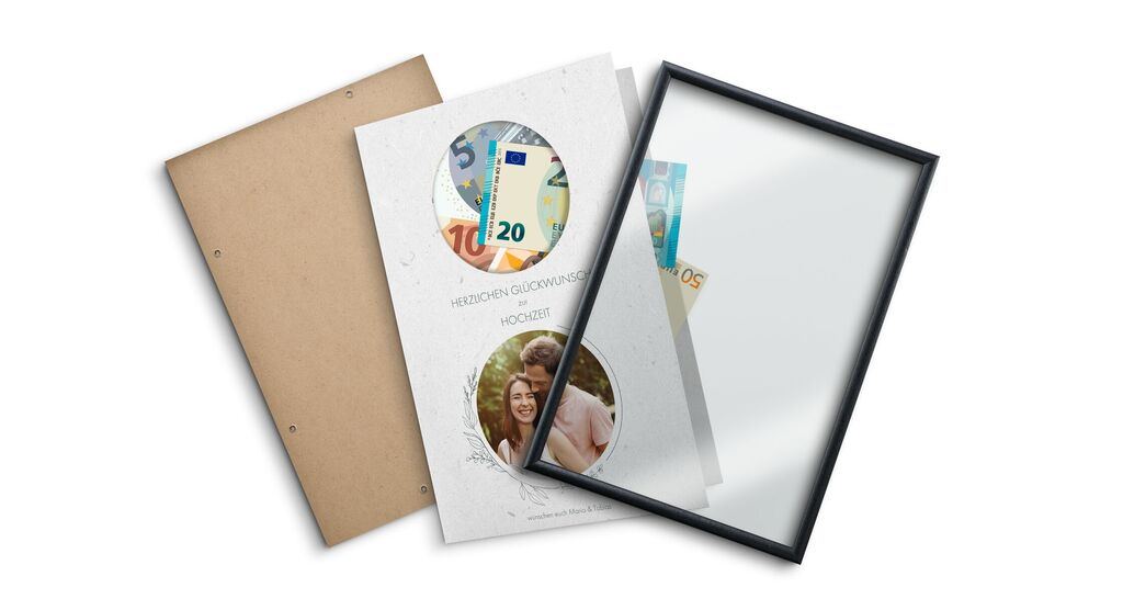 Un livre photo conçu de manière créative avec un cadre montrant un billet. Un cadeau unique pour des moments spéciaux.