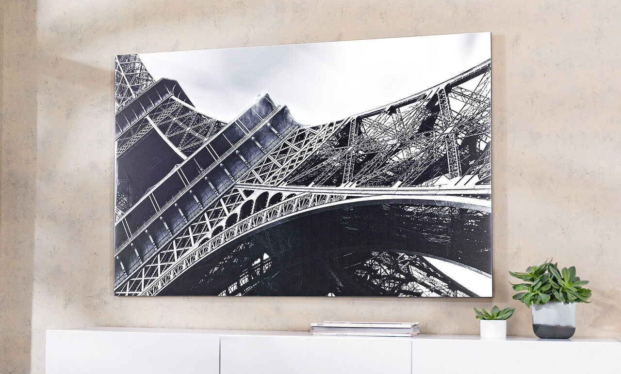 Photo en noir et blanc de la tour Eiffel à Paris, vue de dessous.