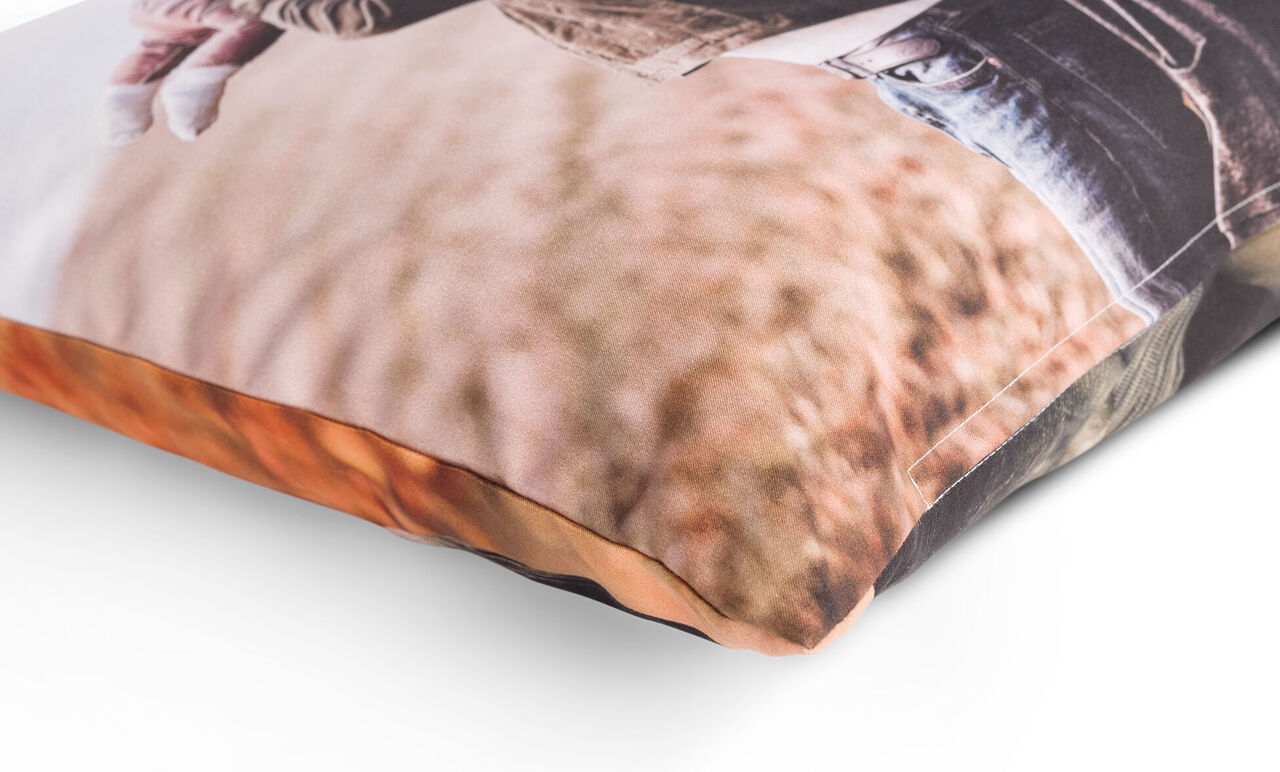 Un coussin avec un design coloré, un souvenir d'un moment spécial.