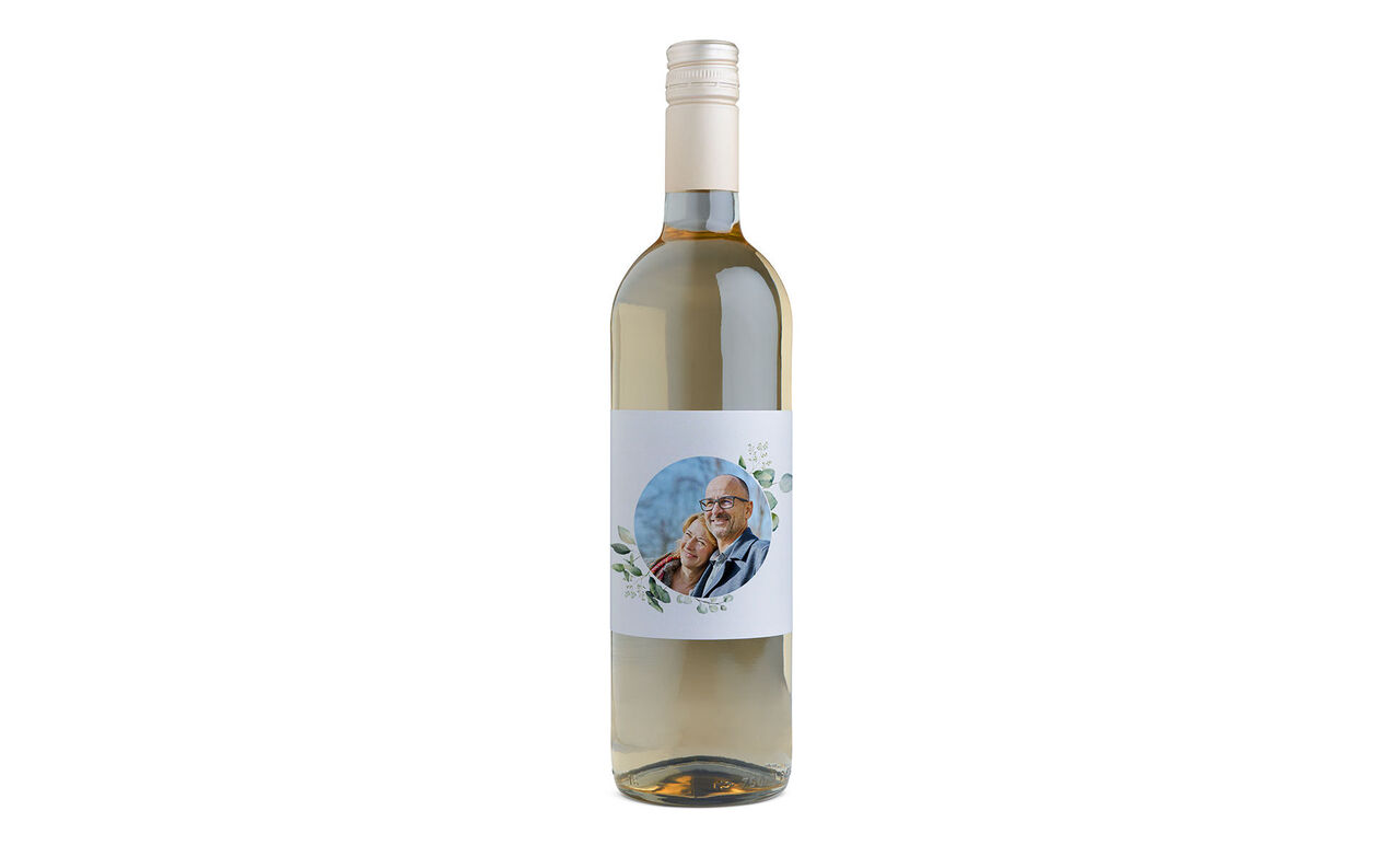 Bouteille de vin avec une étiquette décorative, ayant une touche personnelle.