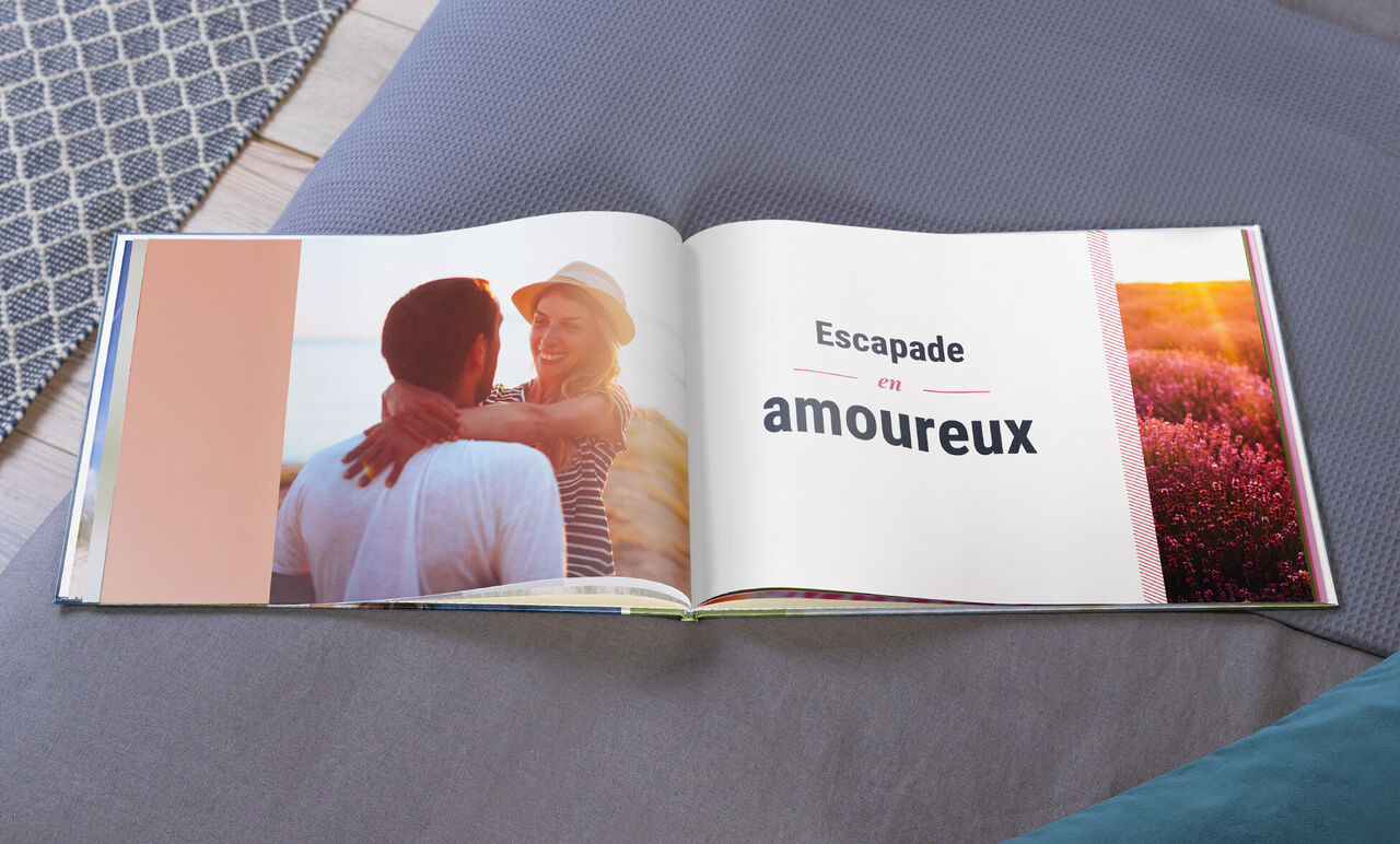 Un couple amoureux s'étreint sur la plage au coucher du soleil, capturé dans un album CEWE.