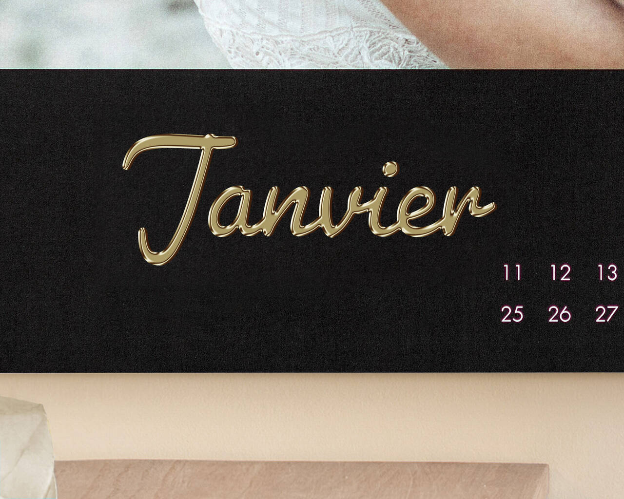 Aperçu du mois de janvier en écriture dorée sur fond noir, les jours listés en rose.