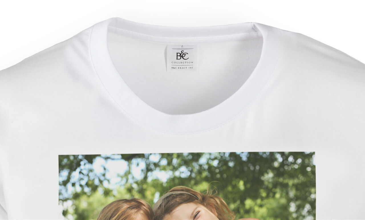 T-shirt avec une photo joyeuse de deux enfants riant à la caméra.