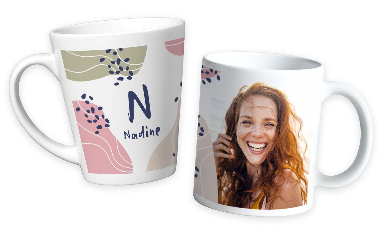 Deux tasses côte à côte, l'une avec un motif coloré et le prénom Nadine, l'autre avec une photo