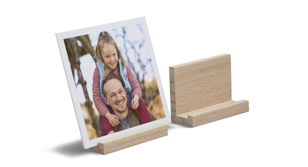 Une photo encadrée d'un enfant heureux sur un support en bois.