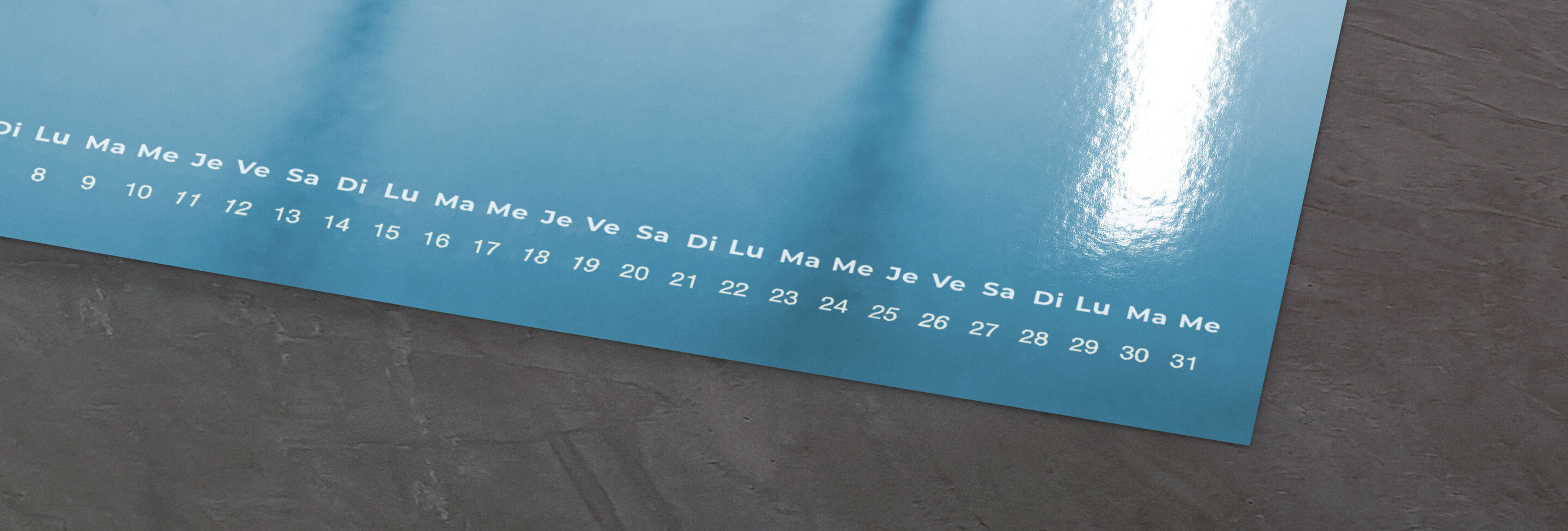 Un beau calendrier photo avec des couleurs bleues et des dates lisibles.