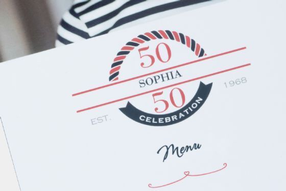Un beau menu créatif pour une célébration du 50e anniversaire au design marin rouge avec le nom Sophia.