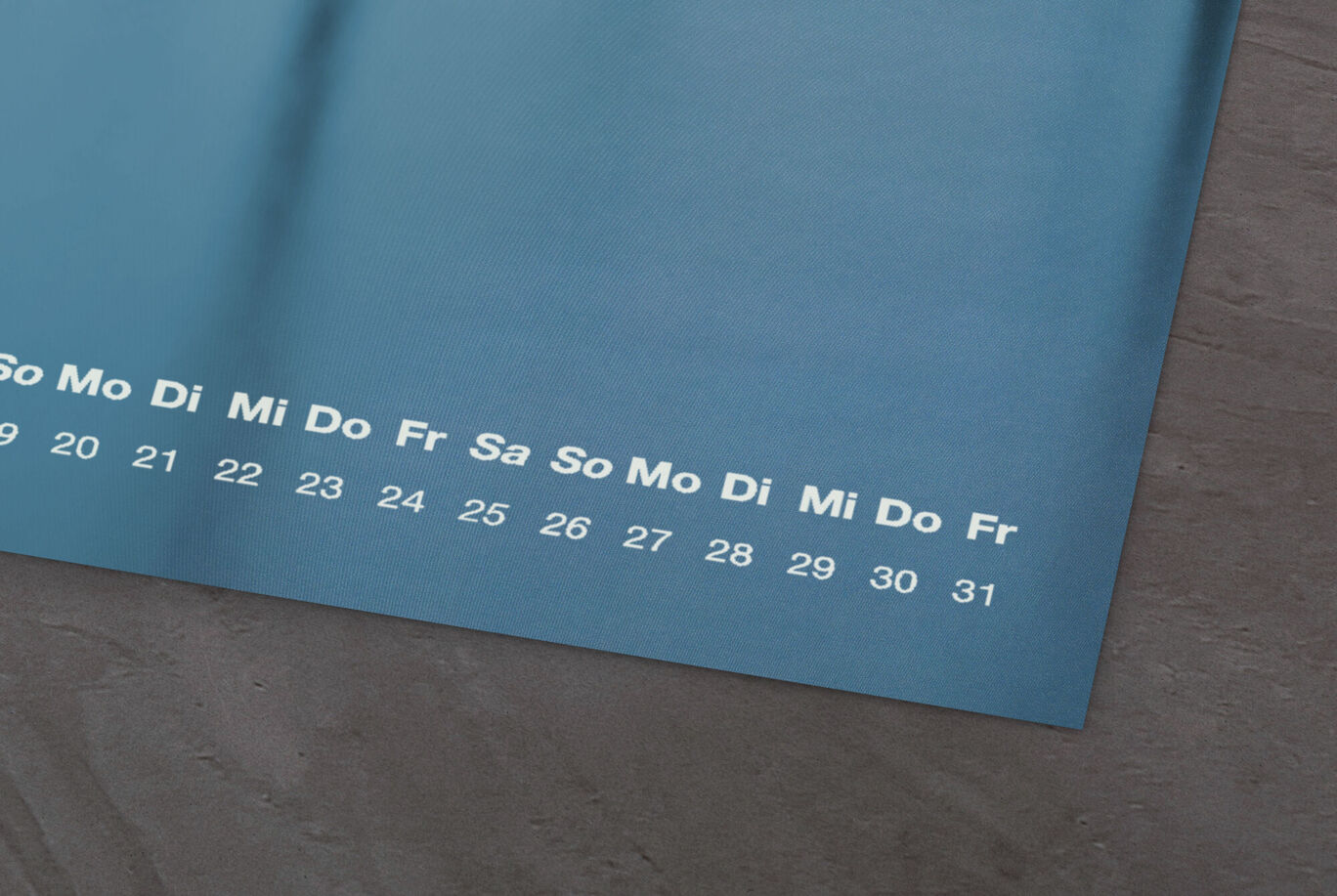 Un calendrier stylé avec un fond bleu doux et des jours de la semaine clairs.